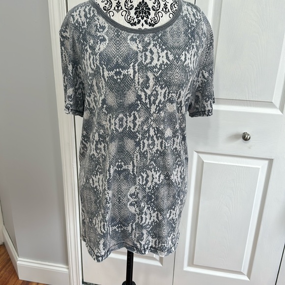 Free People Snake Skin Short Sleeve Top size large - Picture 2 of 8
